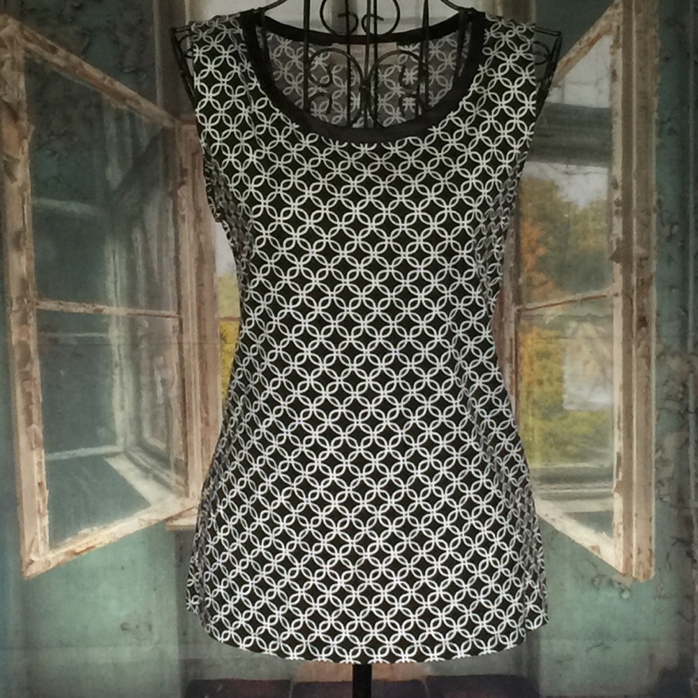 Banana Republic B&W geo sleeveless blouse